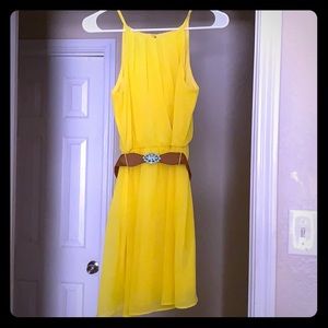 I’m selling this yellow dress.